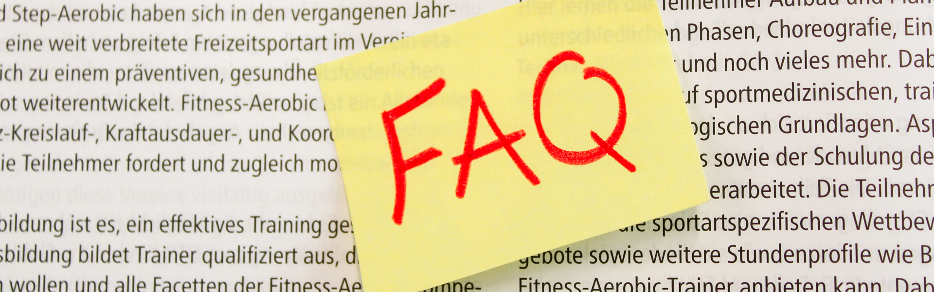 Ein Notizzettel auf dem FAQ steht.