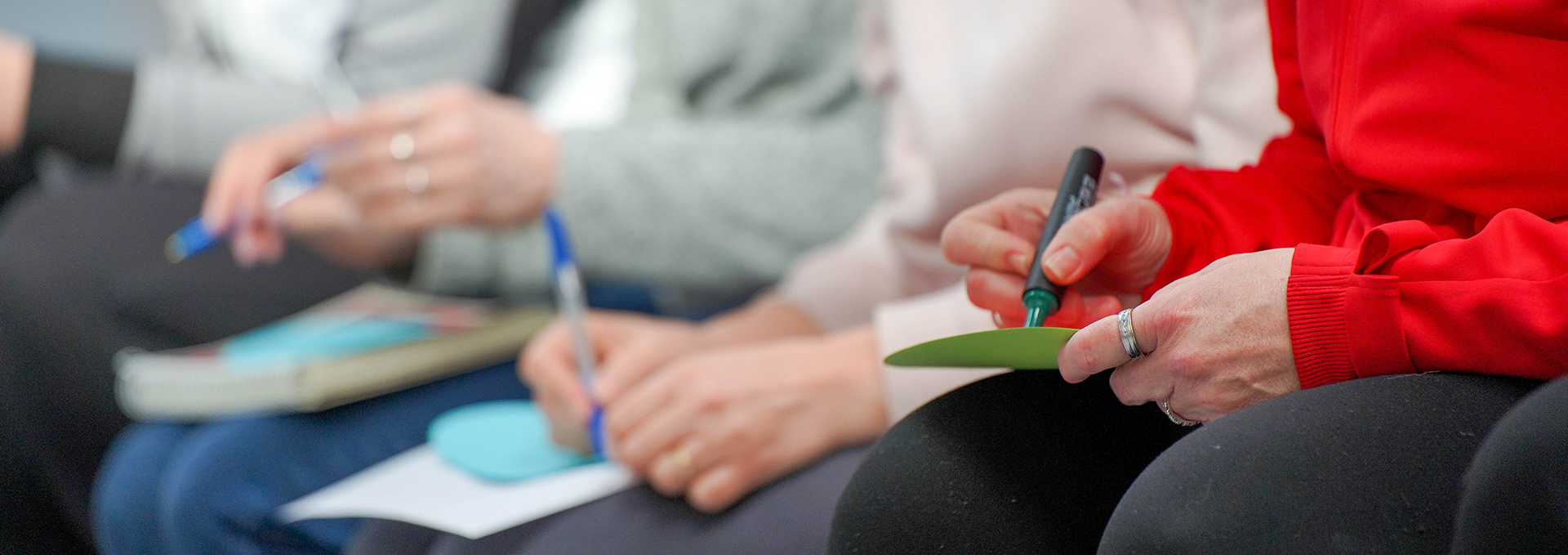 Einige Personen machen Notizen.