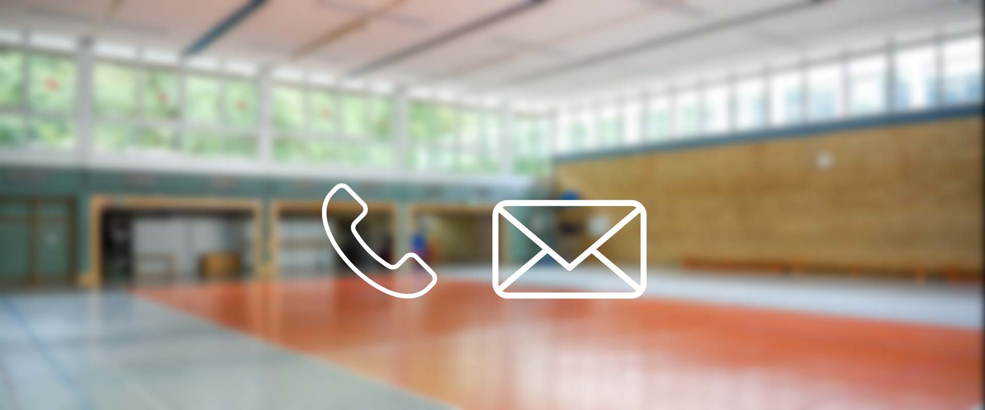 Die Symbole eines Telefons und einer Mail, im Hintergrund eine Sporthalle