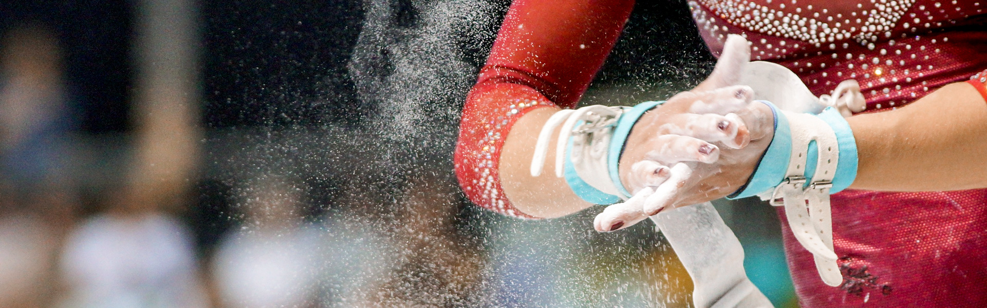 Turnerin klatscht in die Hände.