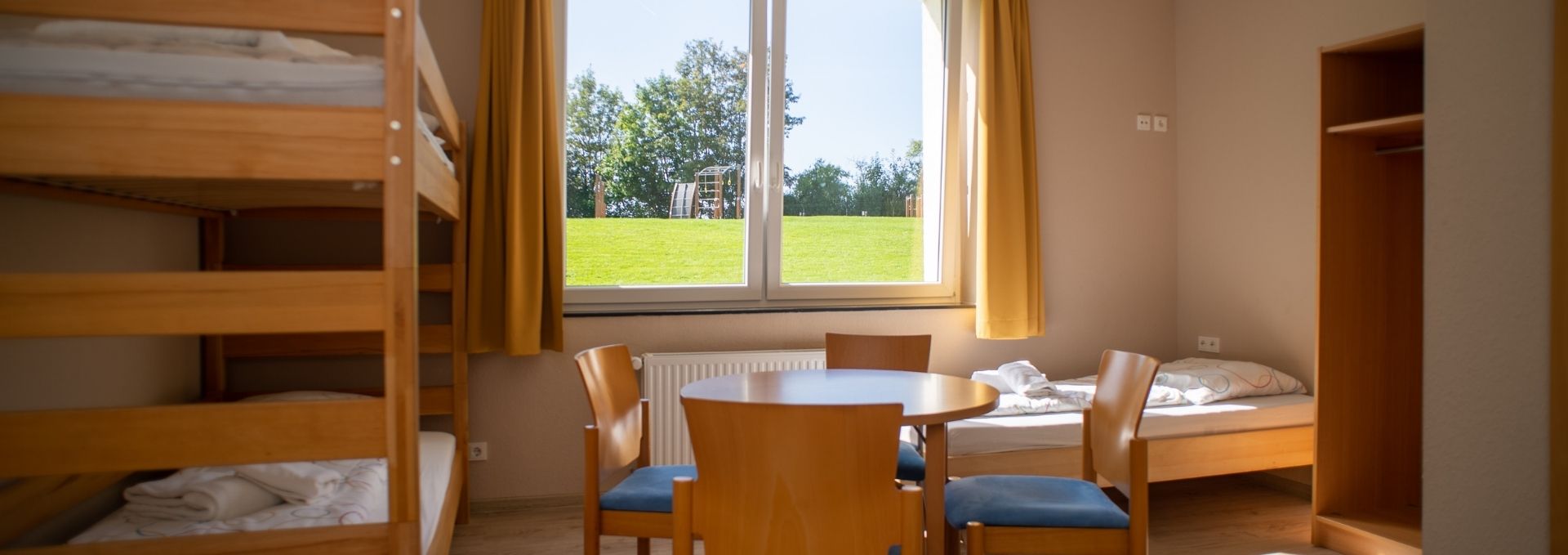 Ein Zimmer mit mehreren Betten.
