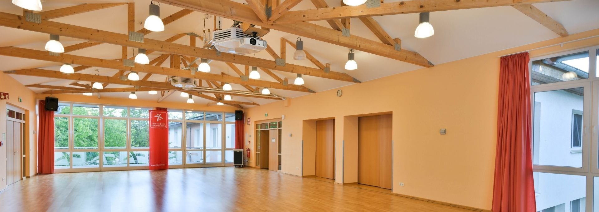Ein großer beleuchteter Saal.