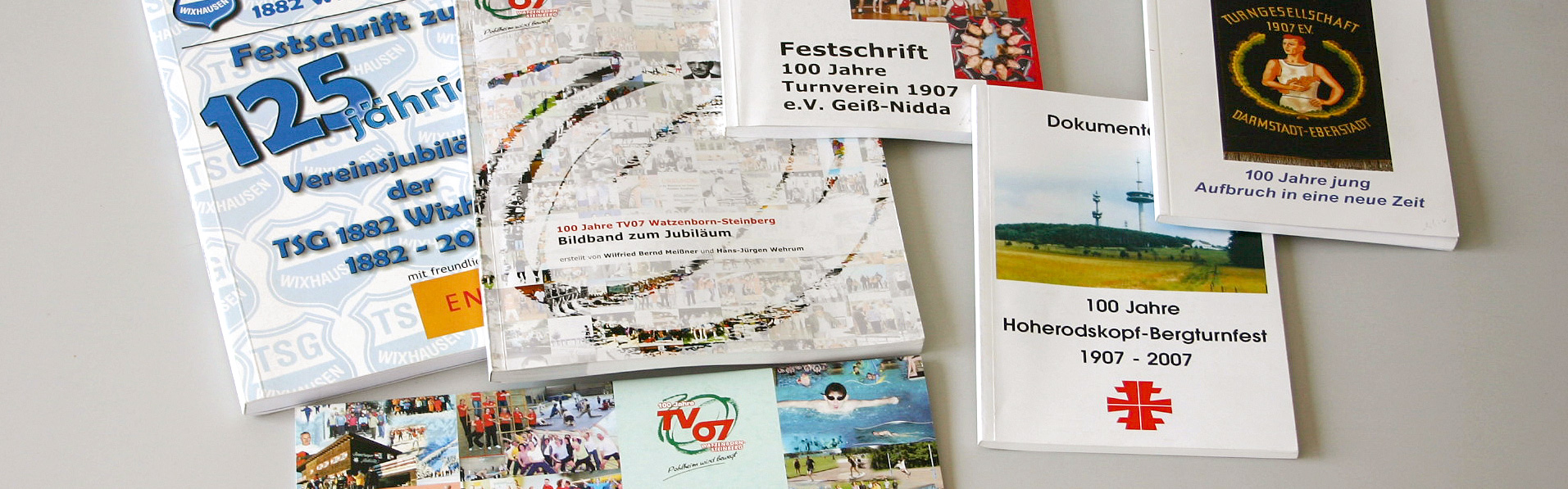 Viele Vereins- und Verbandszeitschriften liegen auf einem Tisch.