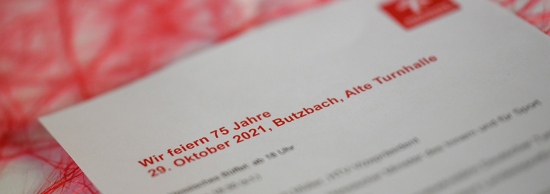 Ein Zettel mit einer Ehrungsaufschrift.