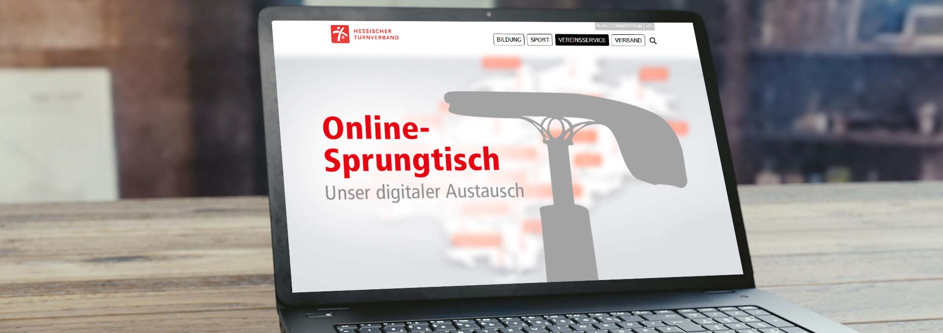 Ein Laptop mit der Aufschrift "Online-Sprungtisch" steht auf einem Tisch.