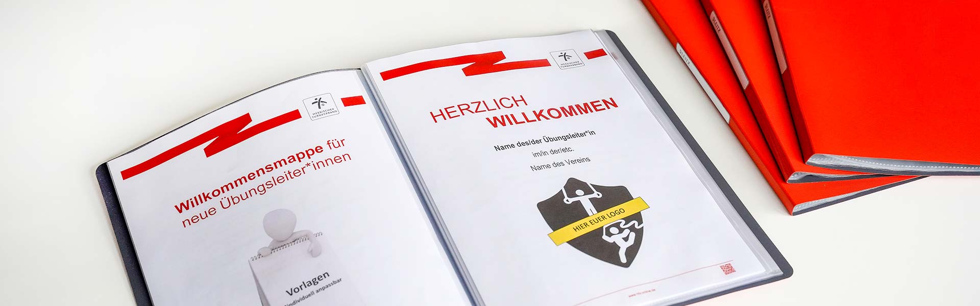 Eine Willkommensmappe liegt ausgebreitet auf einem Tisch.
