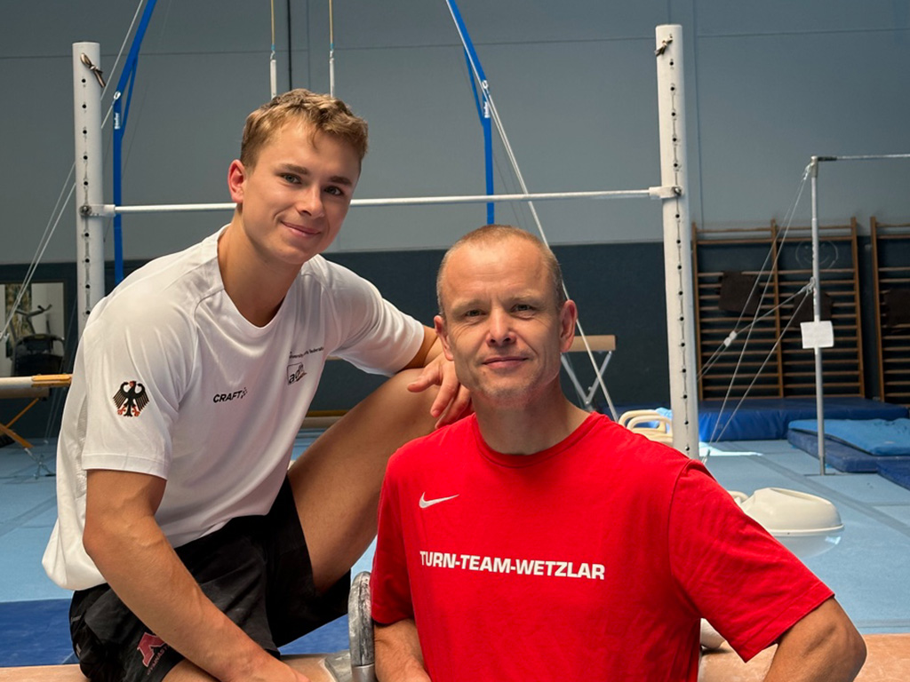 Moritz Müller und Vater Ralf lachen in die Kamera