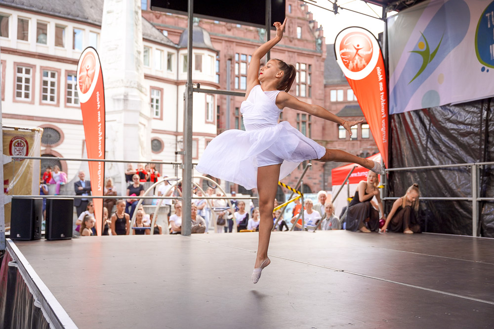 Gymnastin auf der Bühne