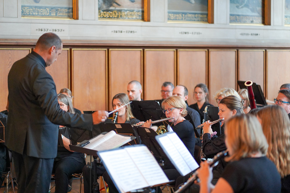 Dirigent und Musiker*innen