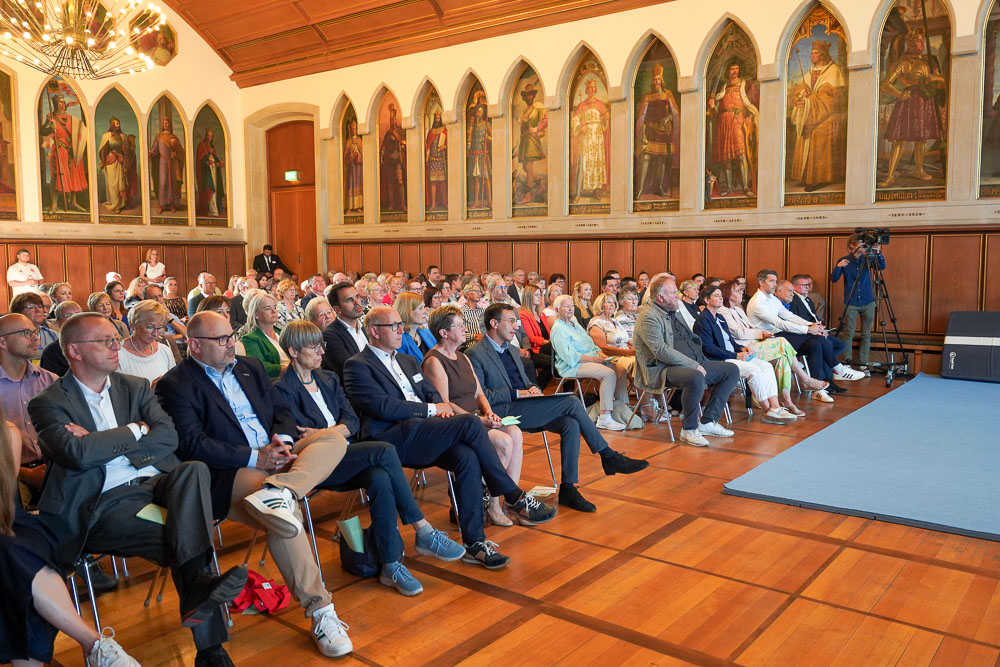 Zahlreiche Gäste sitzen im Kaisersaal