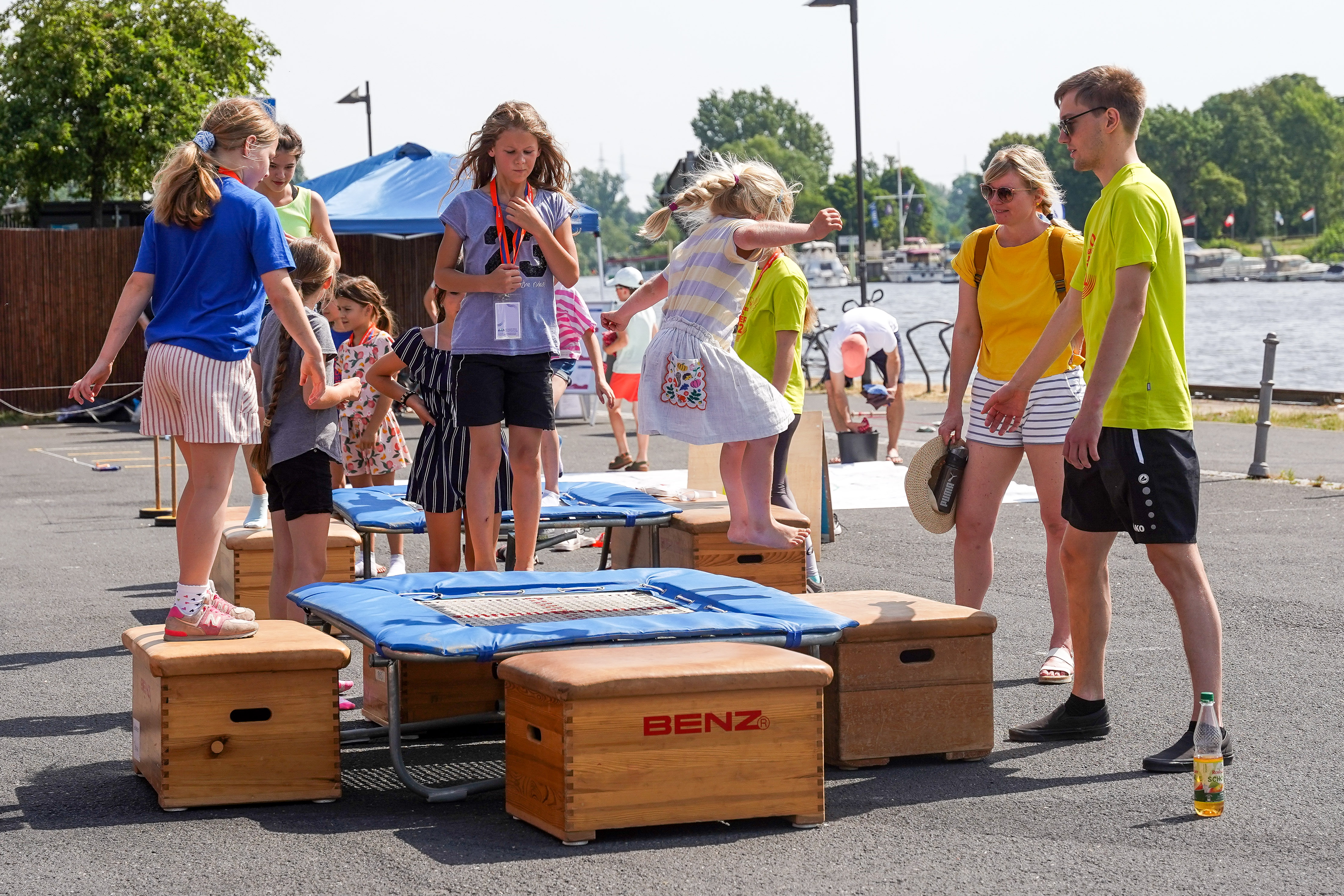 Ein Kind springt auf einem kleinen Trampolin.