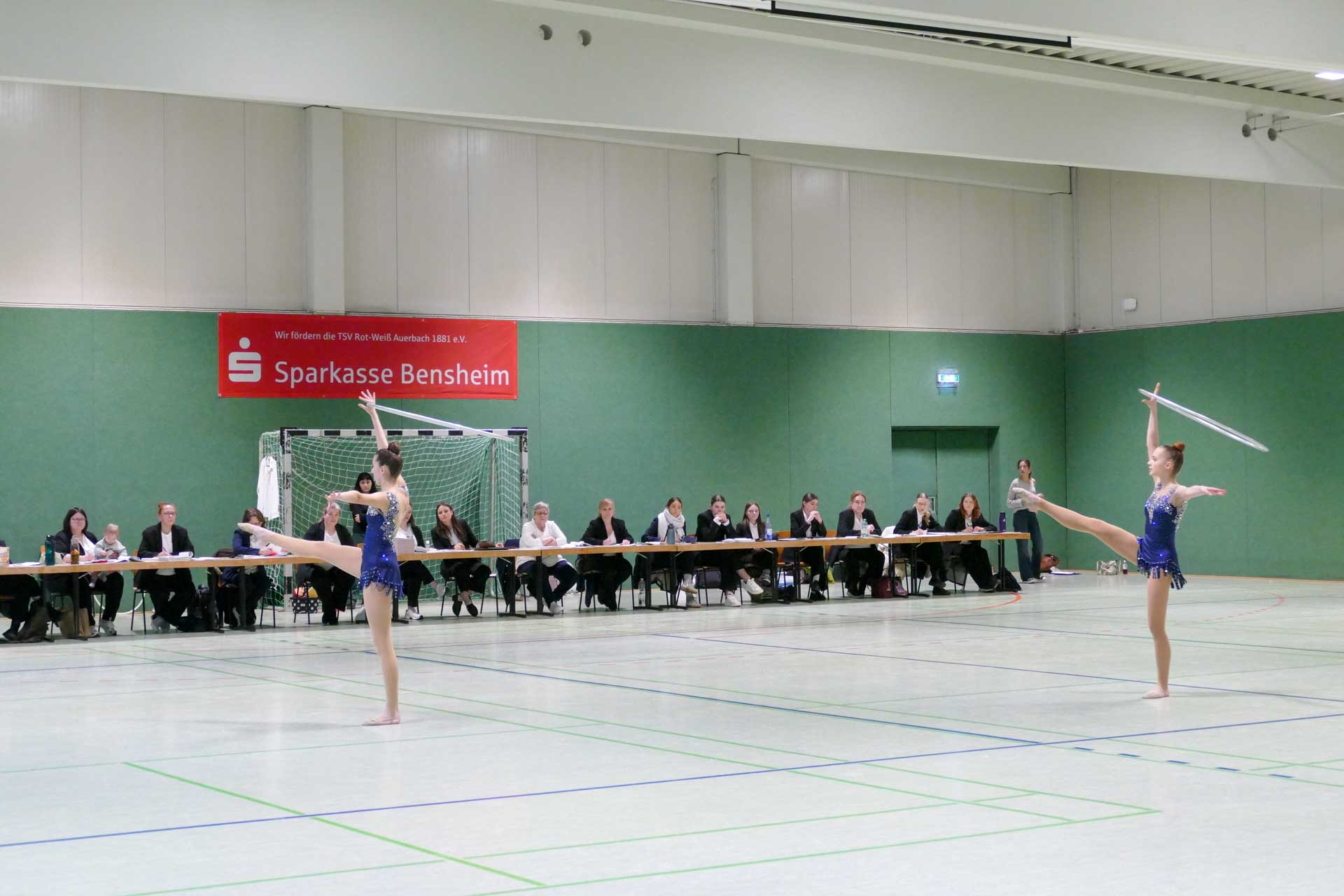 Zwei Gymnastinnen bei ihrer Übung vor dem Kampfgericht