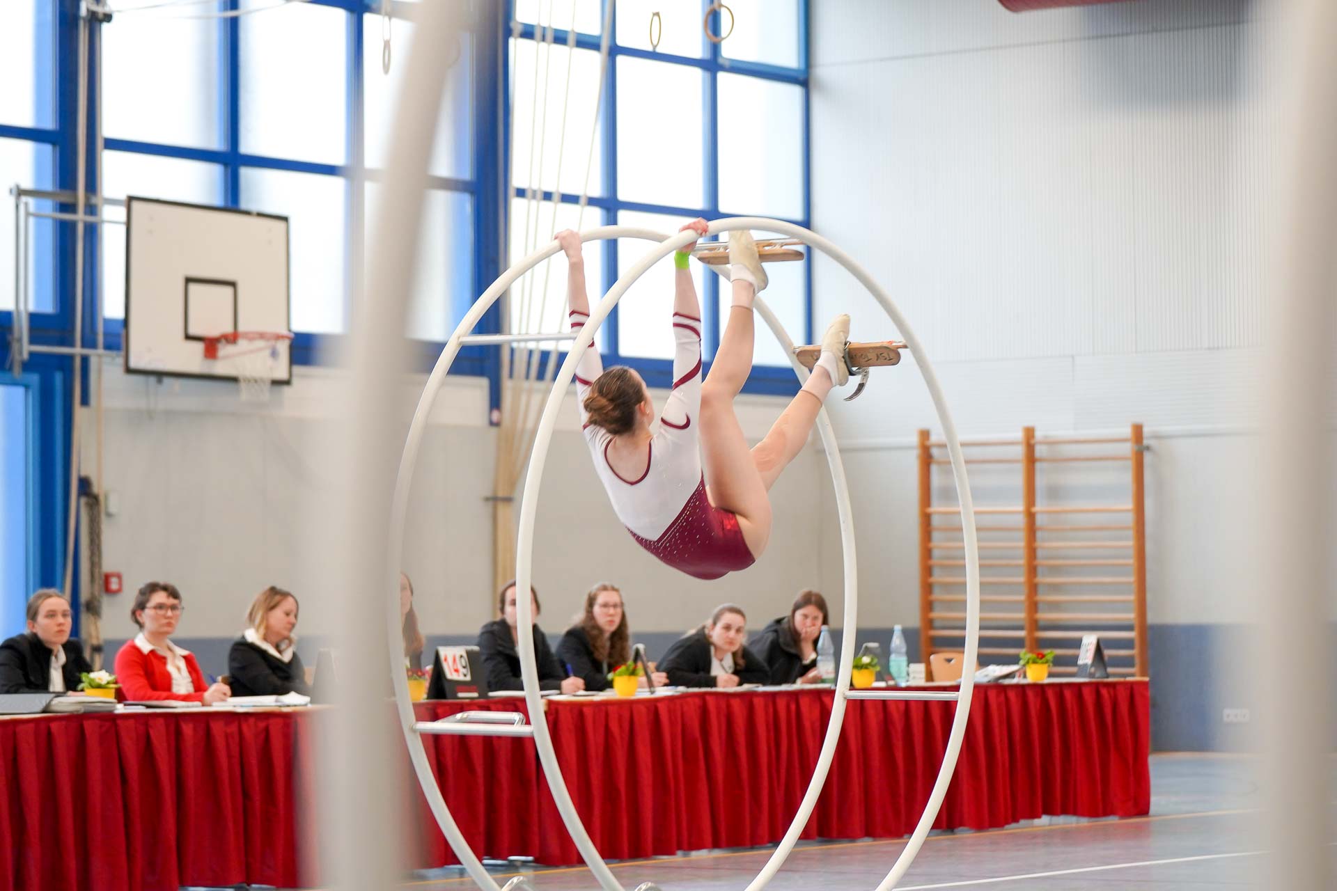 Turnerin bei ihrer Übung im Rhönrad