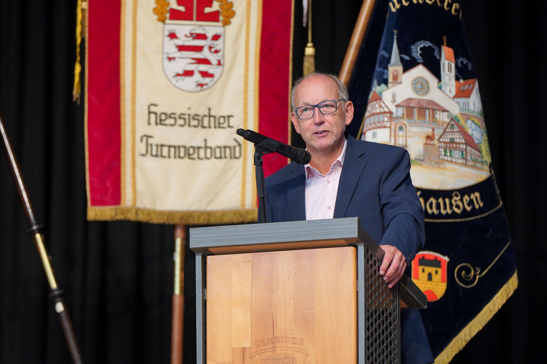 Präsident Ulrich Müller spricht am Rednerpult