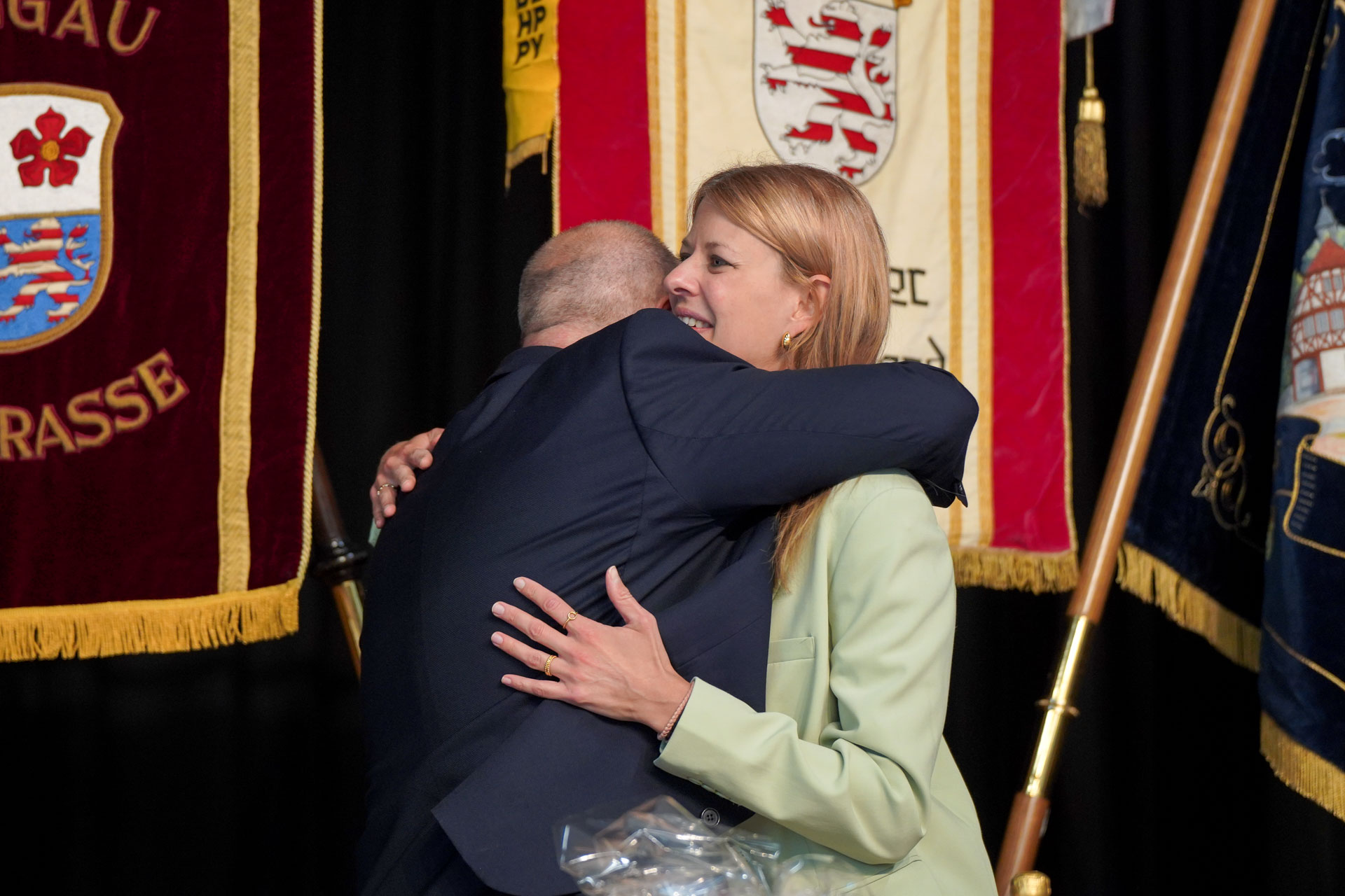 Elena wird von ihrem Präsidiumskollegen Boris umarmt
