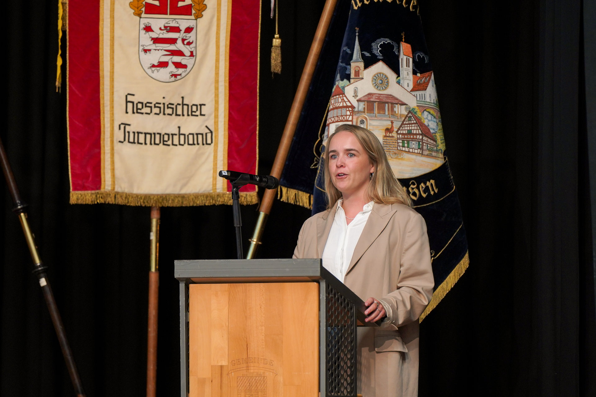 Tamara spricht am Rednerpult