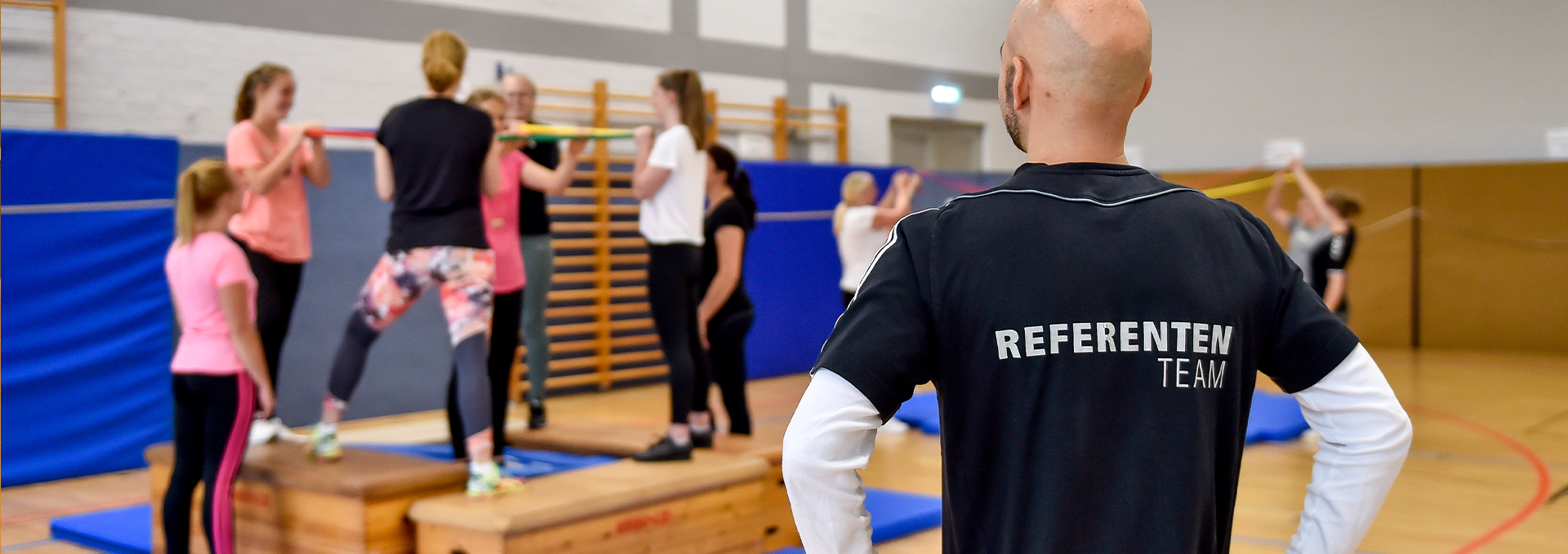 Ein Trainer schaut einer Gruppe zu.